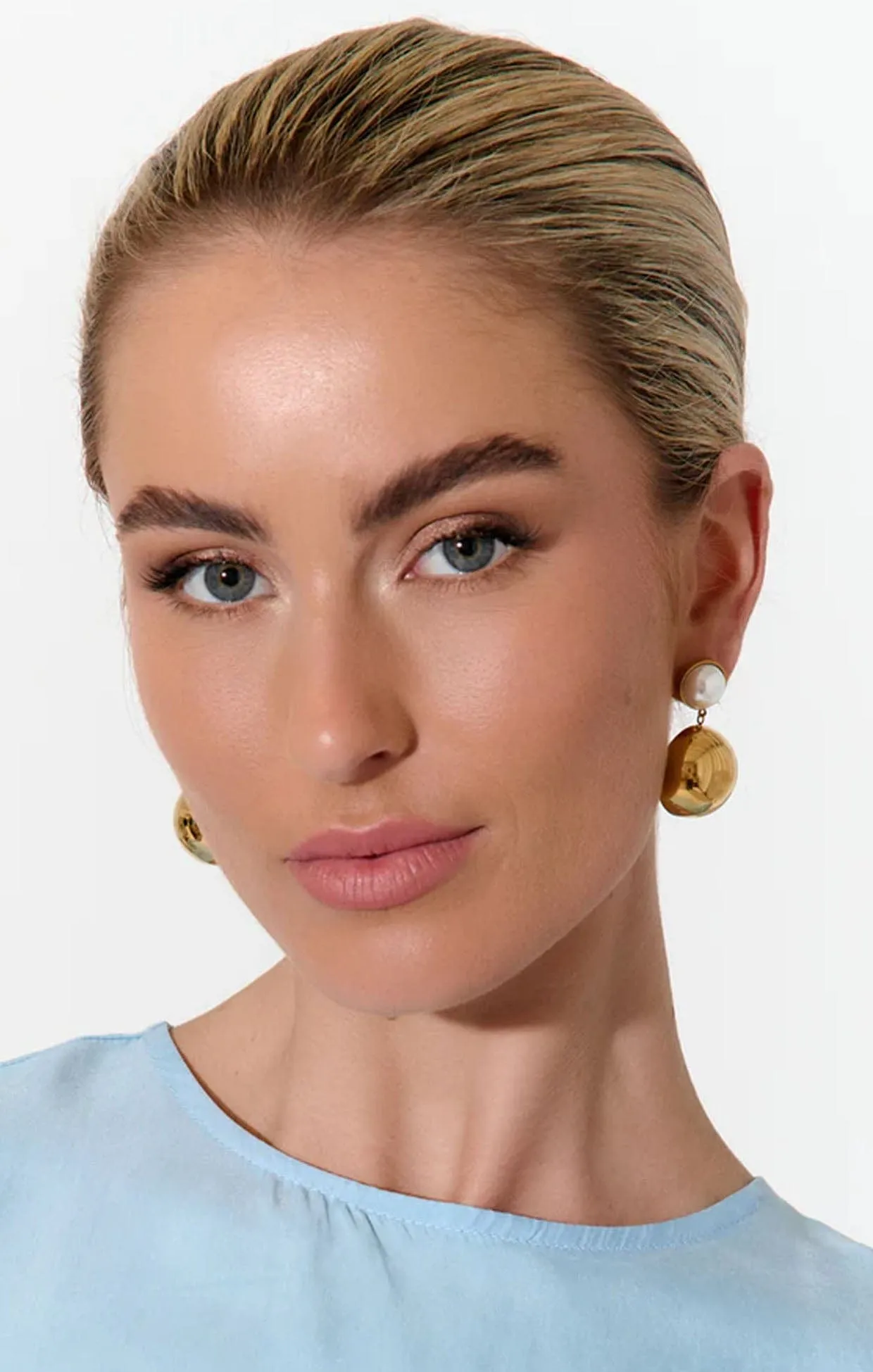 FAUX PEARL DISC DROP EARRING IN GOLD