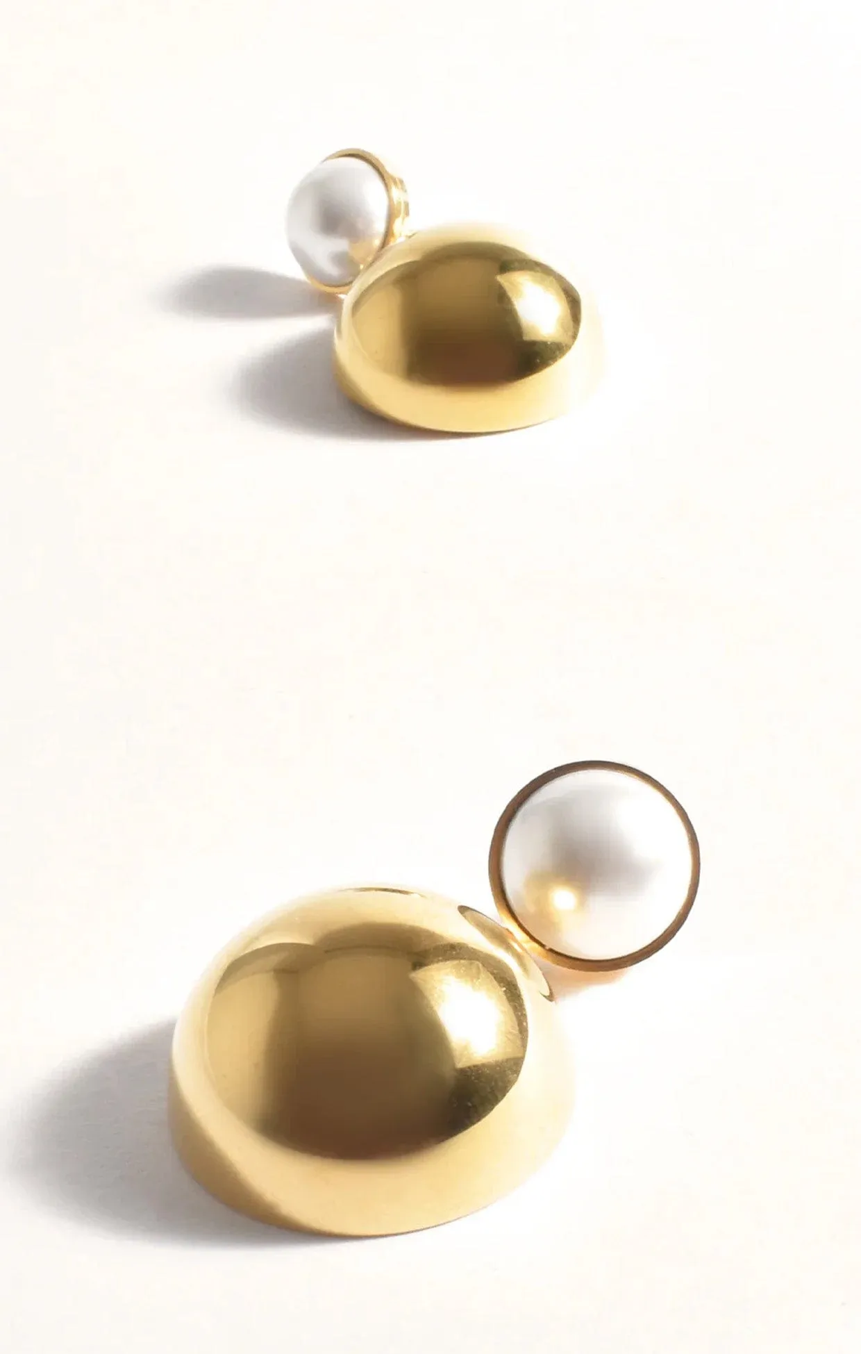 FAUX PEARL DISC DROP EARRING IN GOLD