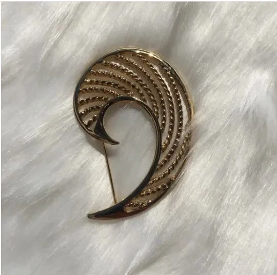 Pretty Gold Plated Spiral Design Brooch Pin Vintage Style