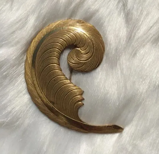 Pretty Gold Plated Swirl Leaf 🍃 Brooch Pin Vintage Style Women's Fashion