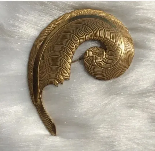 Pretty Gold Plated Swirl Leaf 🍃 Brooch Pin Vintage Style Women's Fashion