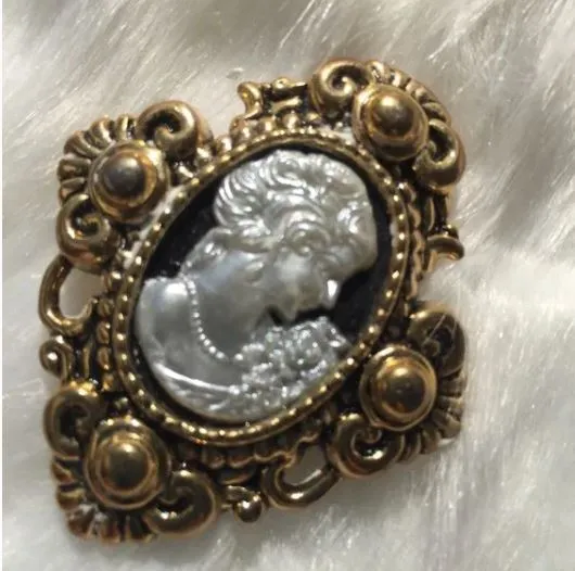 Pretty Lady Cameo White Gold Brooch Pin