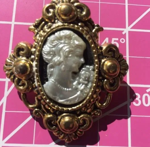 Pretty Lady Cameo White Gold Brooch Pin